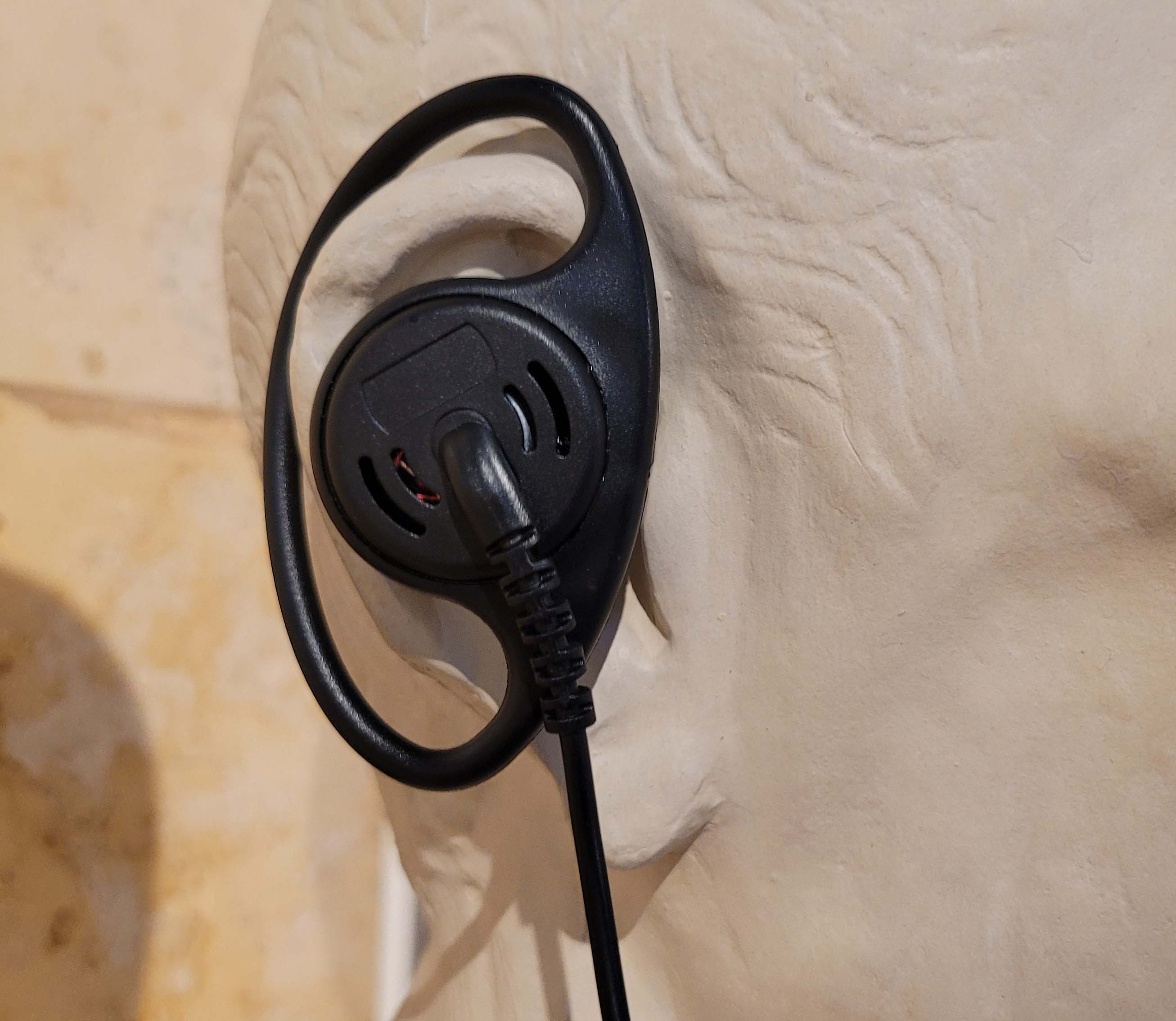 Das Ohr einer antiken Statue mit einem mordernen Hörgerät