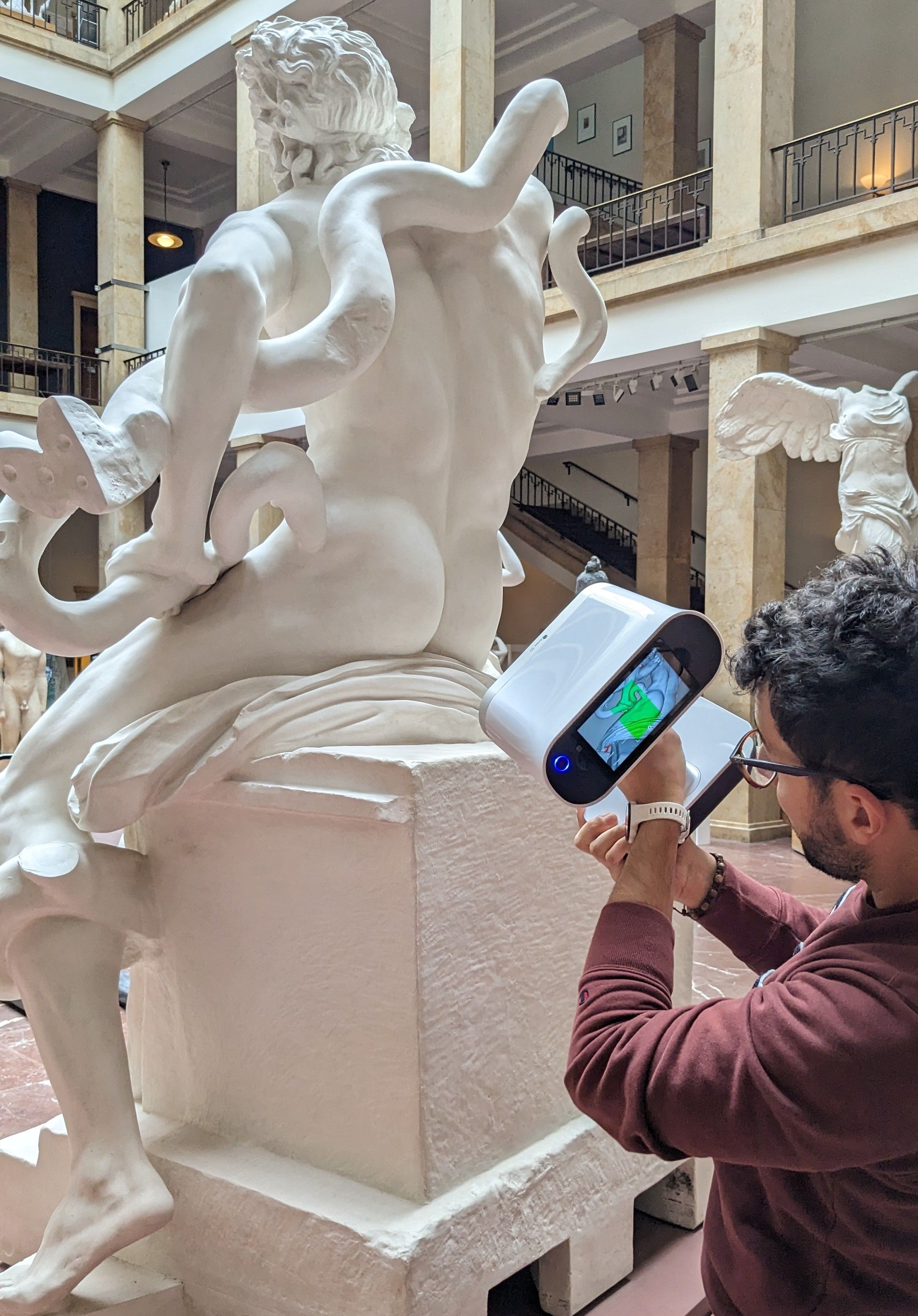 Ein Mann hält ein Gerät auf einen Abguss gerichtet